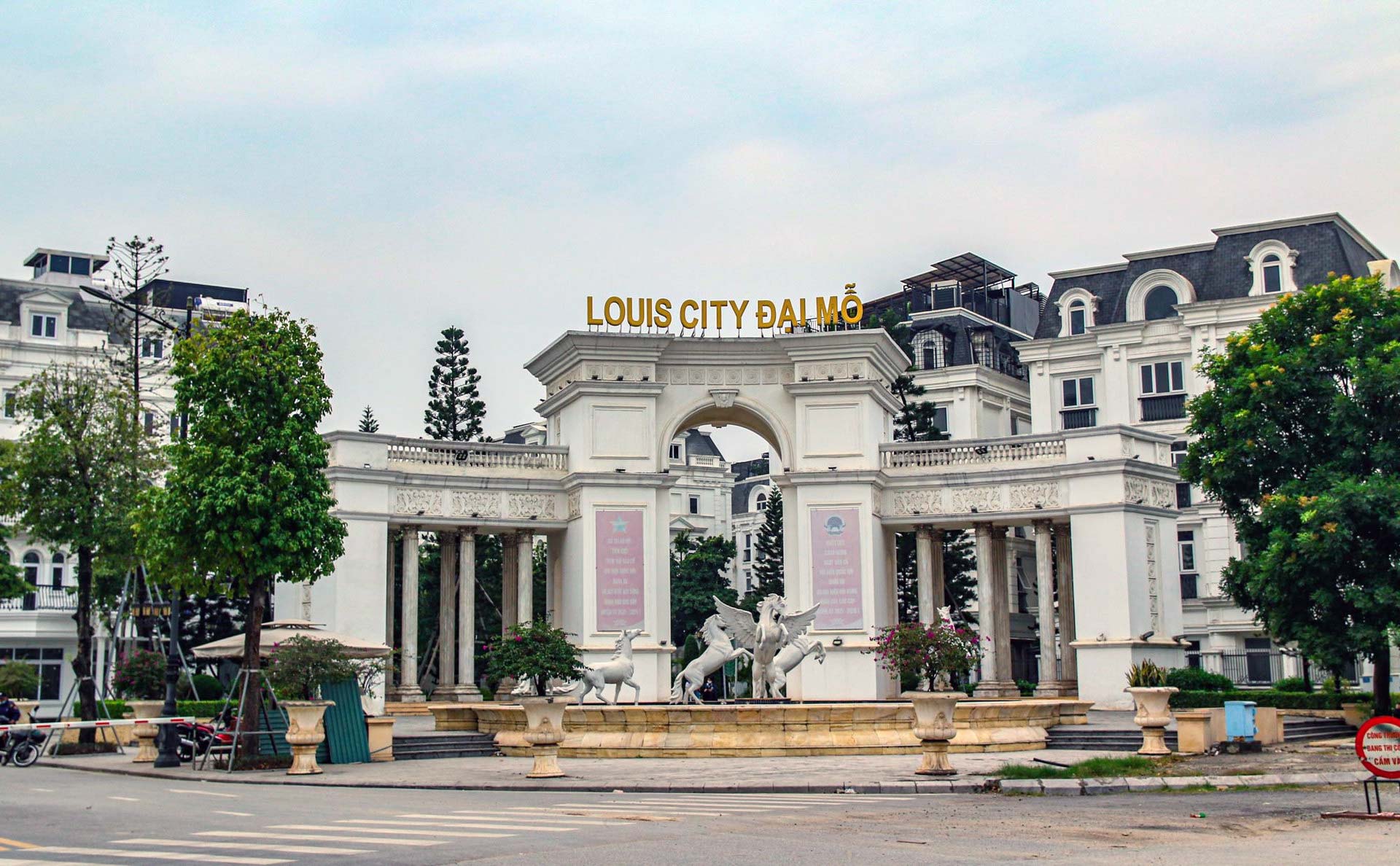 Dự án Louis City Đại Mỗ tại Nam Từ Liêm mang phong cách kiến trúc Châu Âu trên diện tích 30,5 ha. Sản phẩm thu hút đông đảo cư dân nhờ không gian sống đẳng cấp.