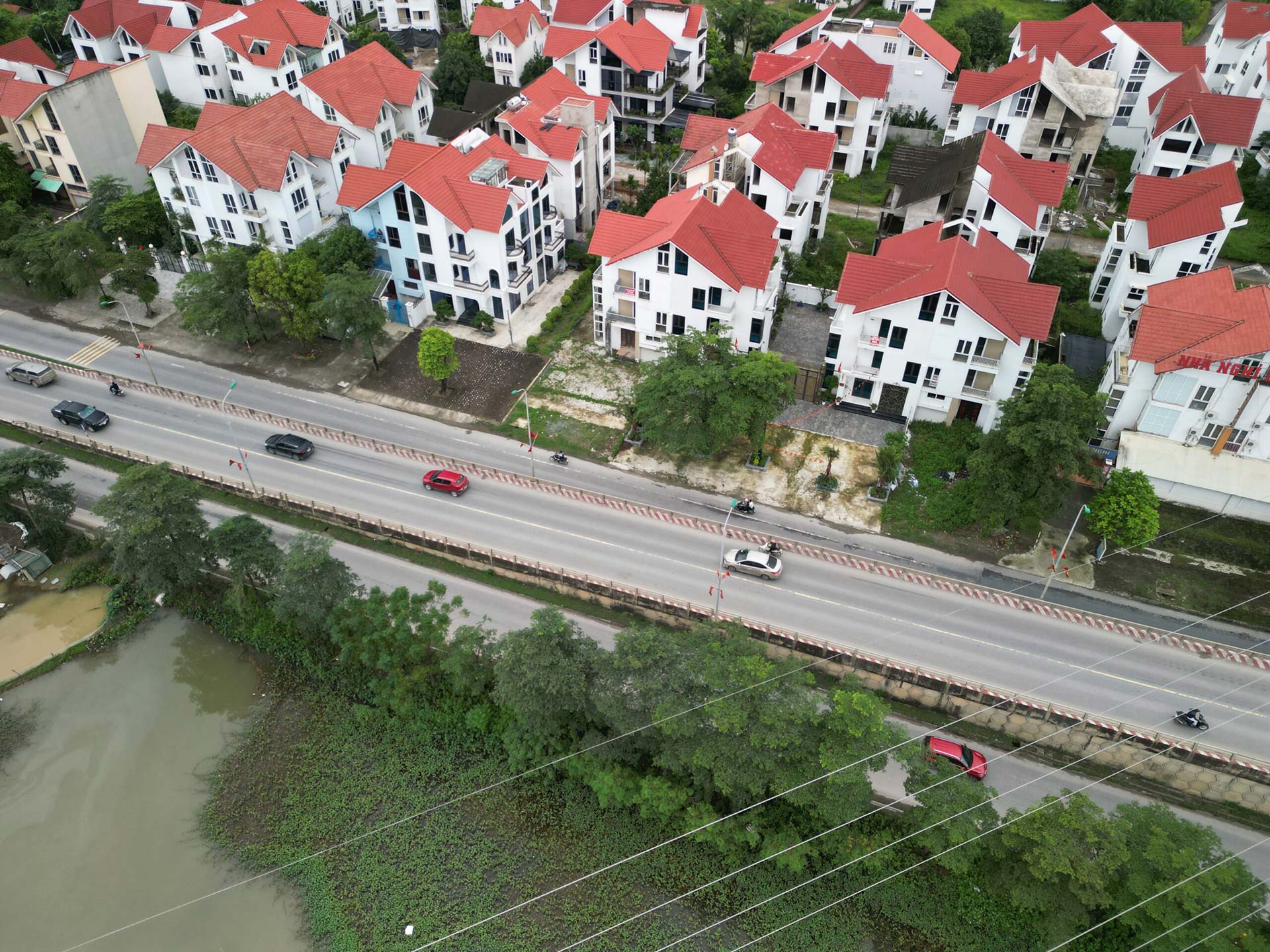 Khu đô thị Ngôi Nhà Mới tại Quốc Oai, Hà Nội với quy mô 27,5 ha đã hoàn thành và đi vào vận hành. Dự án ghi dấu ấn với hệ thống biệt thự và chung cư được quy hoạch bài bản.