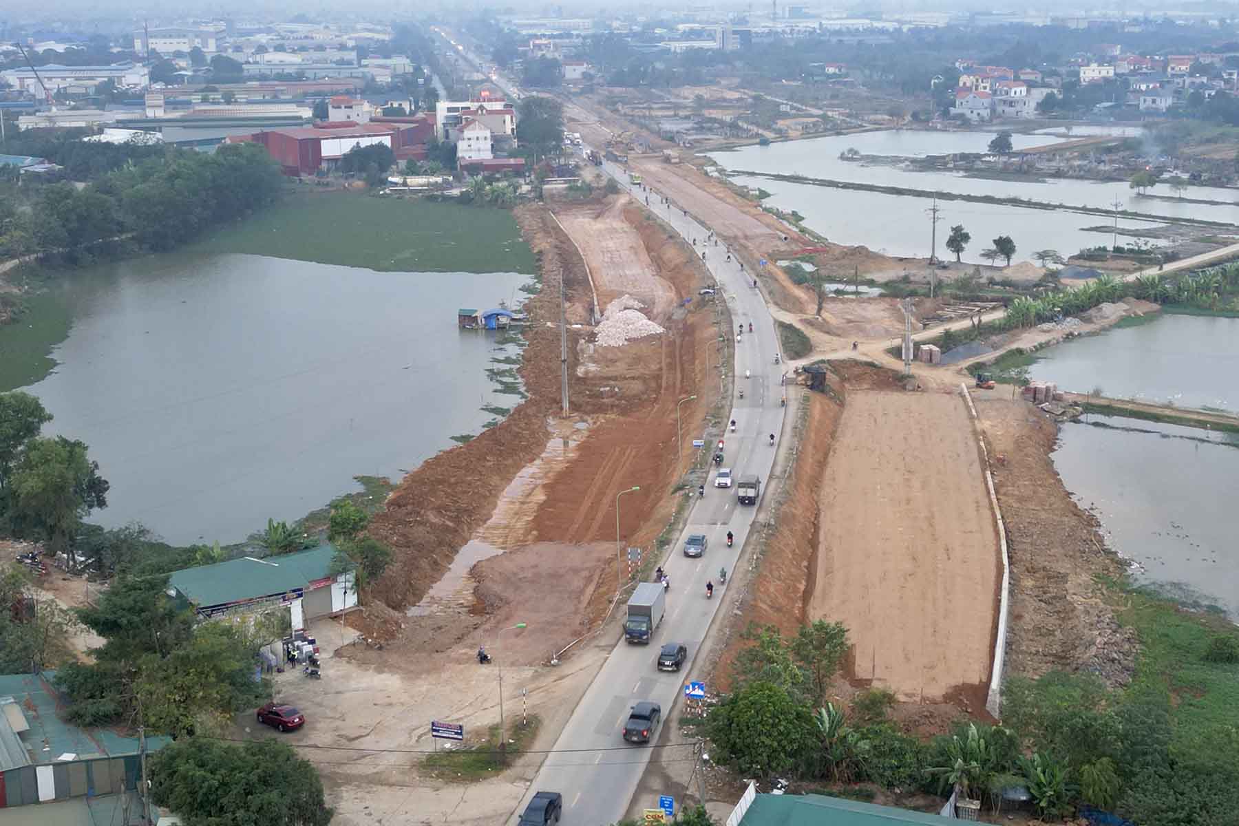 Đường Quốc lộ 6 đoạn Ba La - Xuân Mai được mở rộng mặt cắt ngang lên 50-60 m, nhiều cầu trên tuyến cũng sẽ được xây dựng.